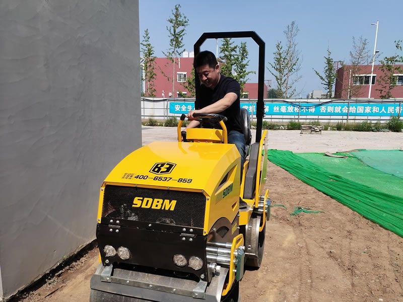 座駕振動壓路機在惡劣環(huán)境下如何工作？