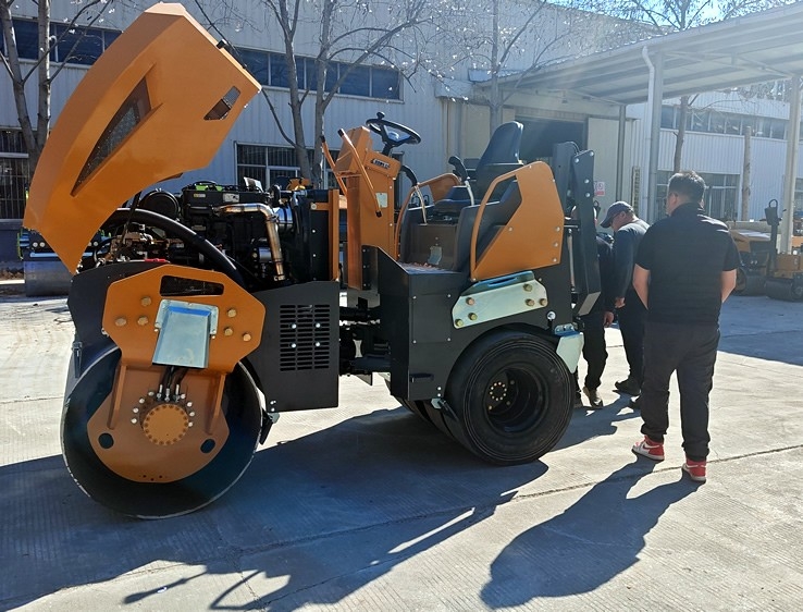 3月18日，哈薩克斯坦客戶來廠體驗考察5噸膠輪壓路機